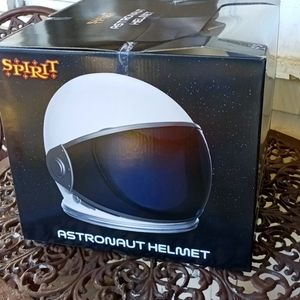 Astronaut helmet for astronaut use
